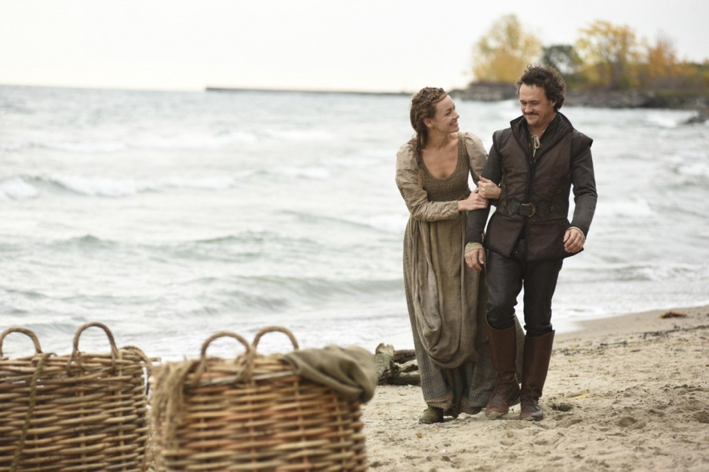 Elizabeth (Rachel Skarsten) et Gideon (Ben Geurens) en promenade sur la plage