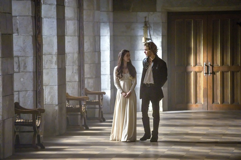 Marie et François dans les couloirs du château