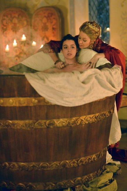 Catherine de Medecis menace Marie dans son bain