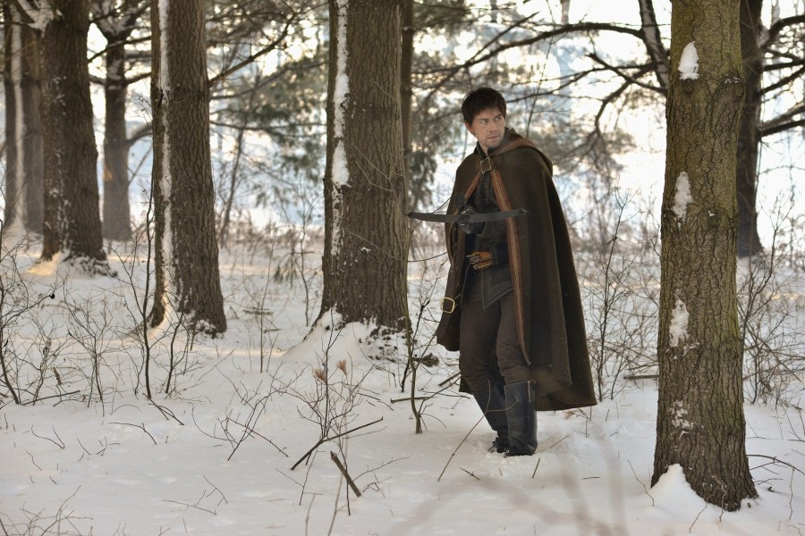 Sébastien (Torrance Coombs) dans la forêt