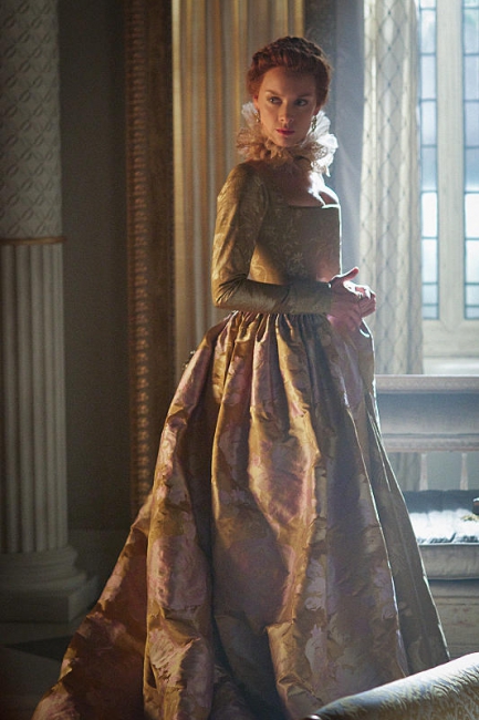 La reine Elisabeth 1ere (Rachel Skarsten)
