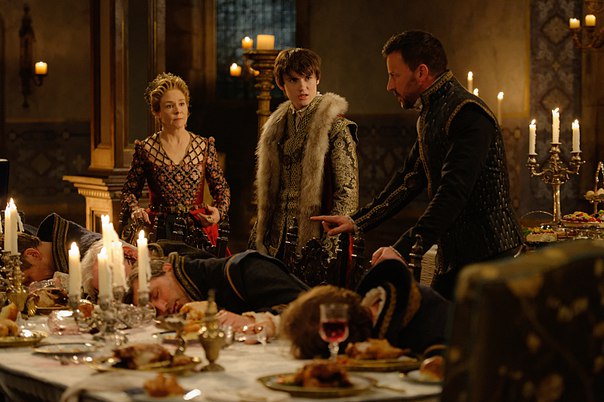 Catherine de Médicis (Megan Follows), Charles IX (Spencer MacPherson) et Lord Narcisse (Craig Parker) à un diner mortel