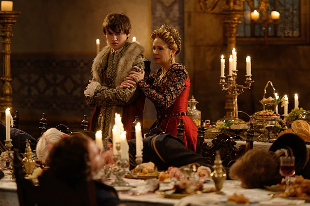 Catherine de Médicis (Megan Follows) et  son fils Charles IX (Spencer MacPherson) découvrent les généraux assassinés