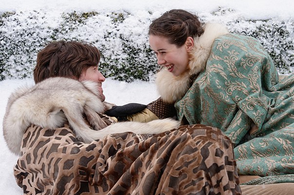 Lady Lola (Anna Popplewell) et Lord Hans (Christopher Russell) jouent dans la neige