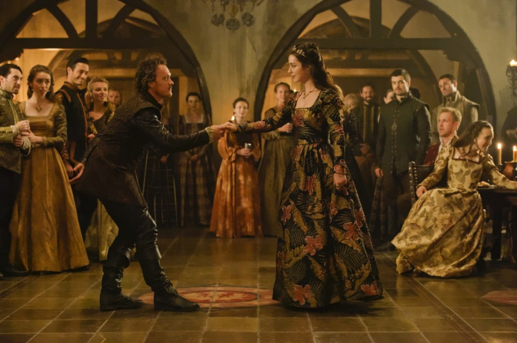 Gideon invite la reine d'Ecosse à danser